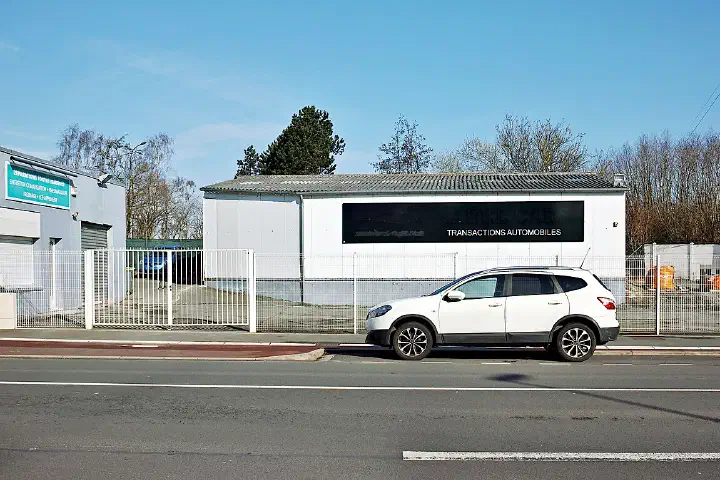 Used car dealer, Rue Raymond Poincaré, in Capinghem