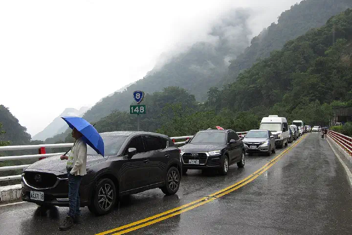 Cars stopped at the 148 kilometer marker on Provincial Highway 8