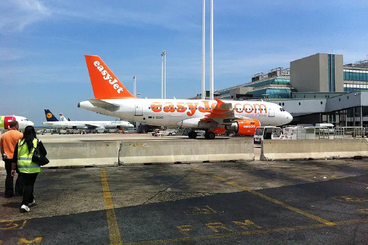 An easyJet Airbus A320 at Gate D1.