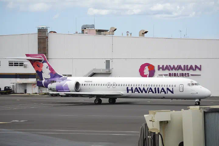 A Boeing 717 heads for the gate.
