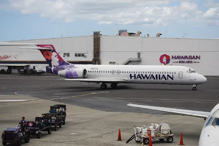 A Hawaiian Airlines Boeing 717 at Honolulu International Airport.