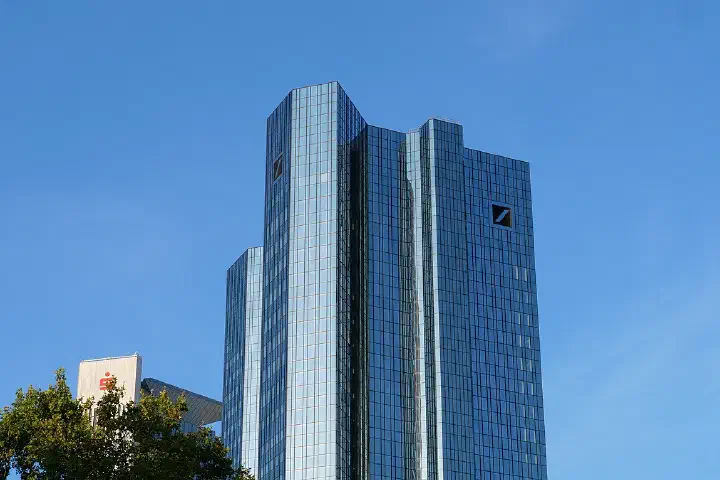 The Deutsche Bank high-rise, seen from Opernplatz.