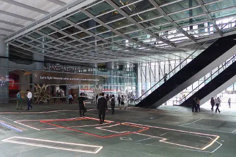 The ground-floor plaza of the HSBC Main Building.