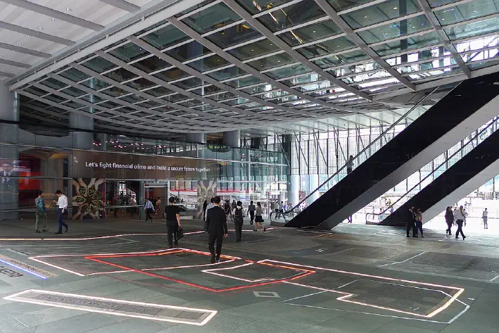 The ground-floor plaza of the HSBC Main Building.