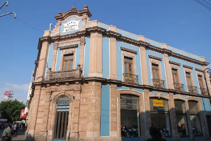 The former Banco Nacional de México building, now occupied by Elektra, designed by Refugio Reyes Rivas.