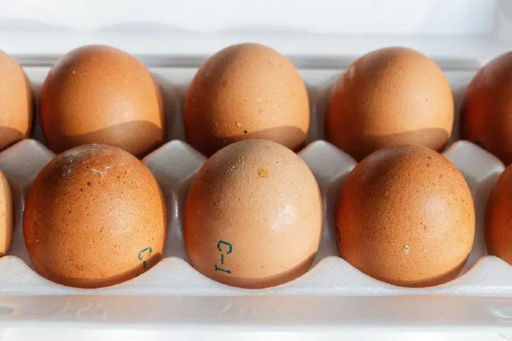 Low-cost 'social' eggs from Perekryostok's private label in Moscow, 2025.
