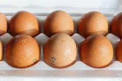 Moscow, 'social' low-cost eggs (0.63 usd or 0.54 eur for 10), Perekryostok private label, made 29.06.2025