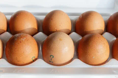 Low-cost 'social' eggs from Perekryostok's private label in Moscow, 2025.