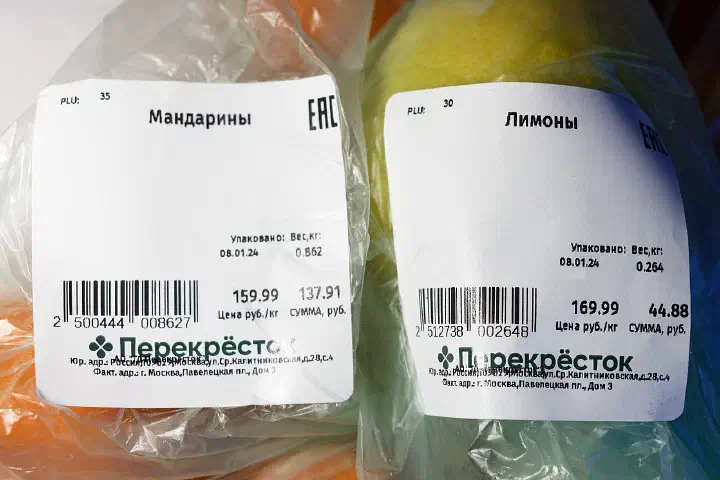Lemons and tangerines priced at 170 and 160 rubles a kilogram in downtown Moscow, January 8, 2024.
