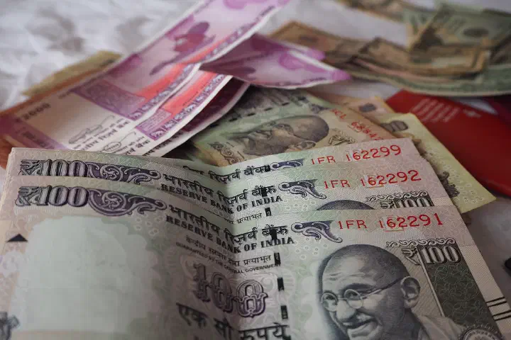 Indian 100- and 2,000-rupee banknotes.