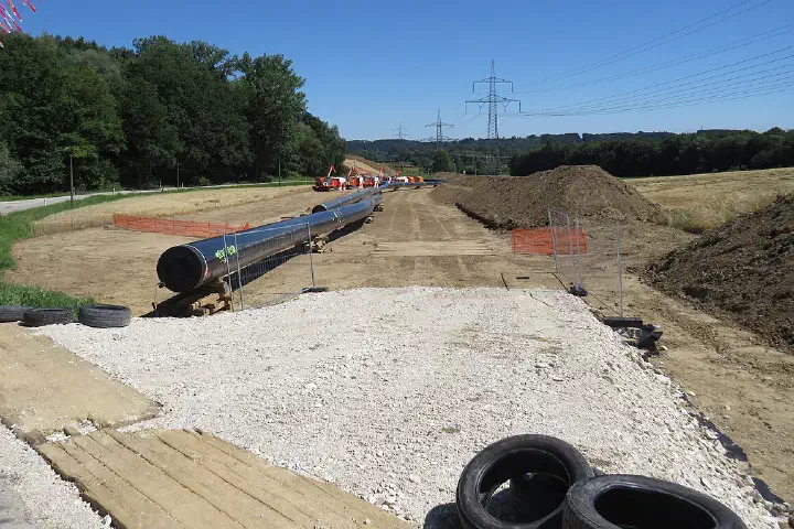 Construction of the Forchheim–Finsing gas pipeline near Zolling.