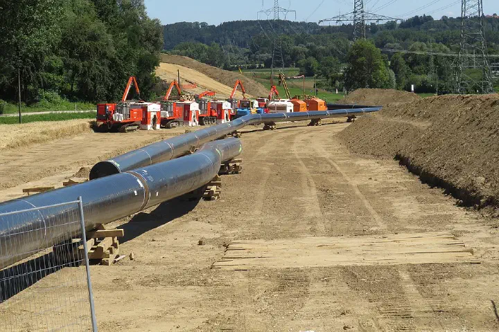 Construction of the Forchheim–Finsing gas pipeline near Zolling.