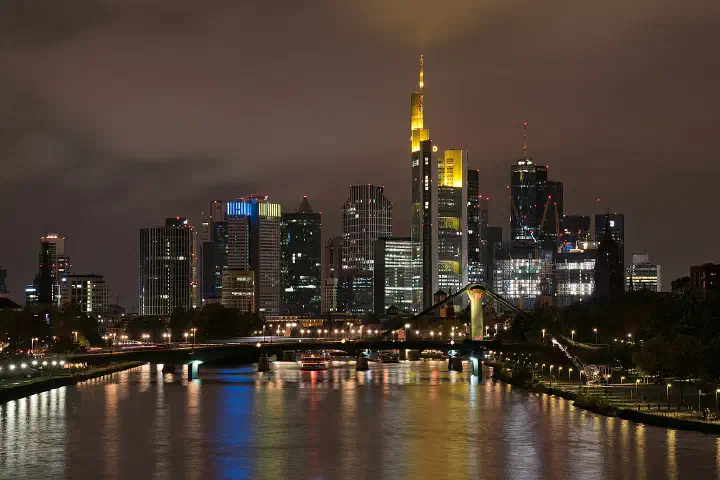 The high-rise district of Frankfurt am Main, seen from the Deutschherrnbrücke.