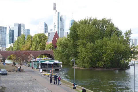 The Alte Brücke in Frankfurt; built of sandstone in 1926, its central span was rebuilt as a steel box after being destroyed by German soldiers.