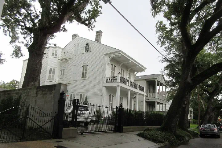 Residential architecture on lower Carondelet Street, Uptown New Orleans.