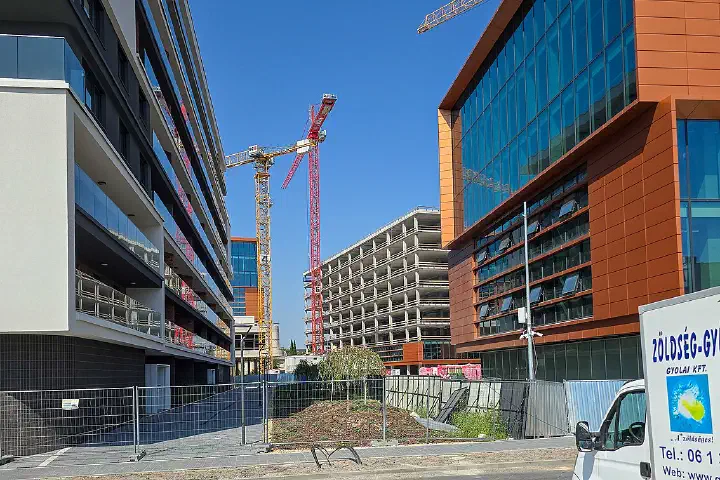 Construction of the Zugló office district.