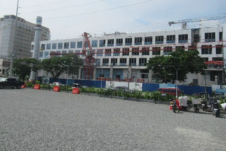 Construction of the Pasudeco office tower.