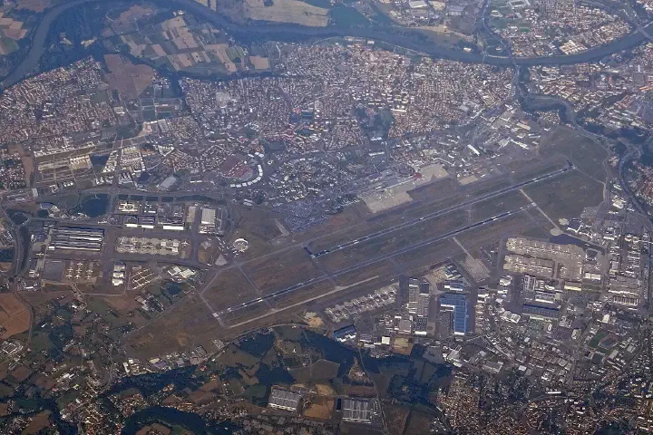 The Airbus factory at Toulouse airport, seen from an aircraft.