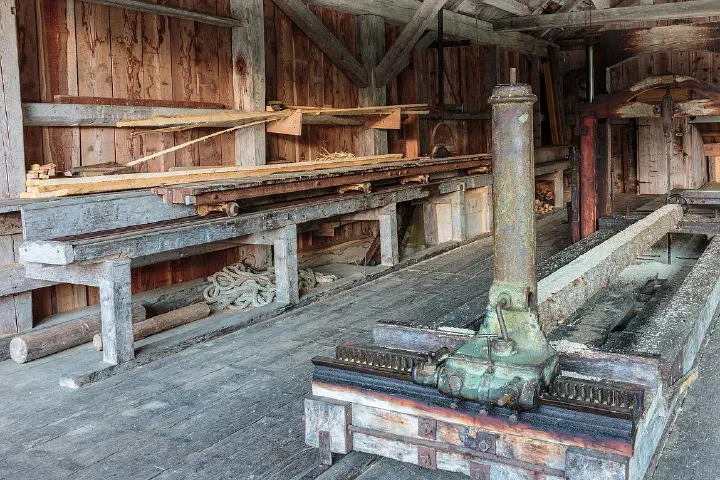 A sawing machine at the Sagi Tschiertschen sawmill.