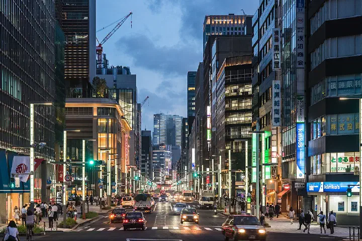 Chuo-dori, looking south from Nihonbashi.