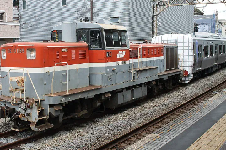 Class DE10 diesel locomotive DE10 1189 hauling the Abukuma Kyūkō AB900 series 2-car EMU set AB-1