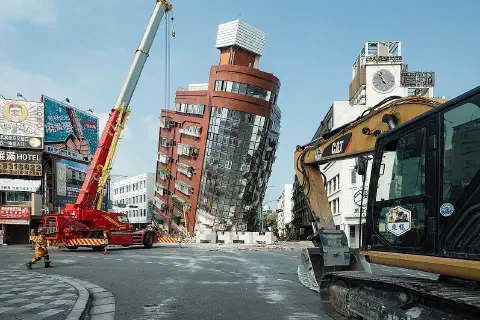 Rescue workers near the semi-collapsed ten-story Uranus Building on Xuanyuan Road after the 2024 Hualien earthquake.