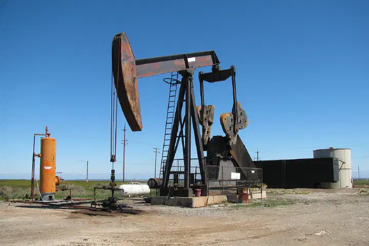 The last active well on the Guijarral Hills field