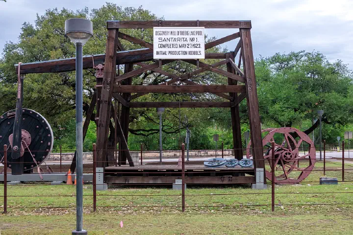 The Santa Rita No. 1 oil well, seen from the front.