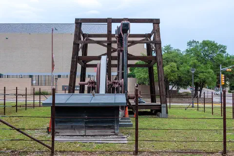 The Santa Rita No. 1 oil well, seen from the side.