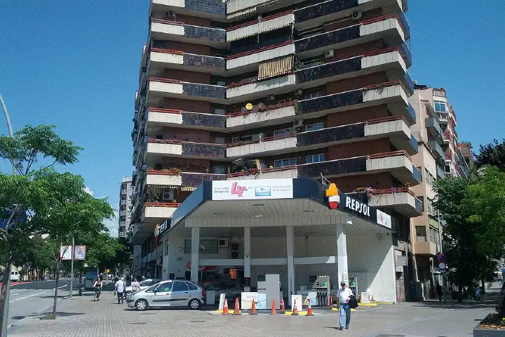 A gas station with a pointed canopy in Barcelona, 2015.