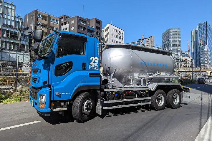 A tank truck leaving the Shibuya Incineration Plant, Tokyo.