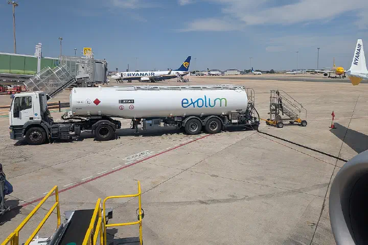 A fuel tanker refuels a Ryanair Boeing 737-800 at Seville Airport, Spain.