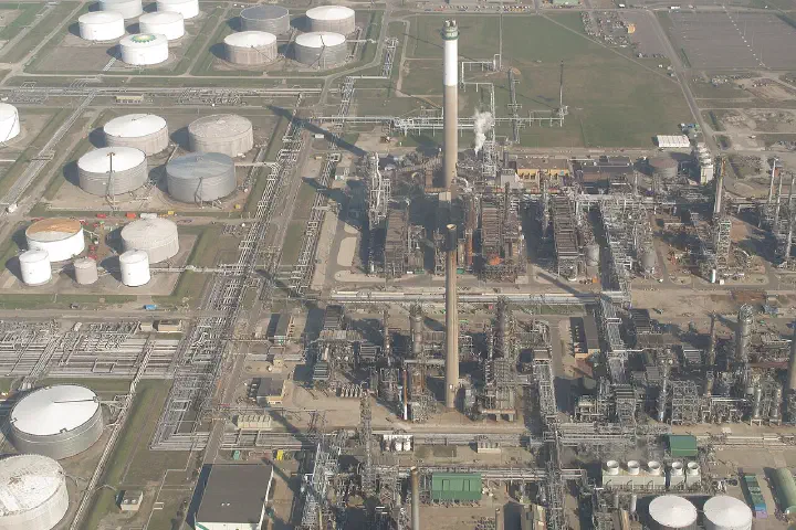 Europoort, oil refinery (British Petroleum) near de Vierde Petroleumhaven