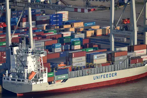 A container ship at the Tollerort terminal, Port of Hamburg.