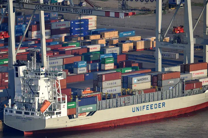A container ship at the Tollerort terminal, Port of Hamburg.