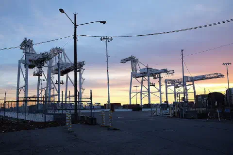 Lastkranar i skymning, Oakland, Howard Terminal, Oakland Inner Harbor