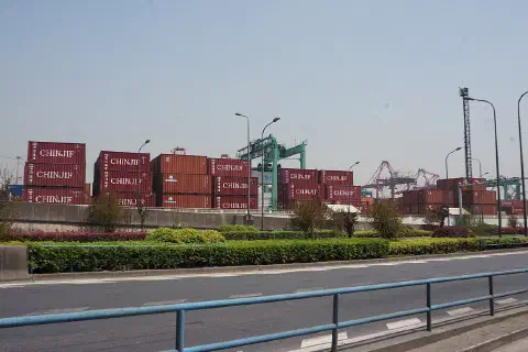 201704 Freight Yard of SIPG-Jungonglu Port, there is a track leads to Hejiawan Station