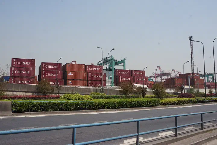 The freight yard of SIPG's Jungonglu port, with a track leading to Hejiawan station, April 2017.
