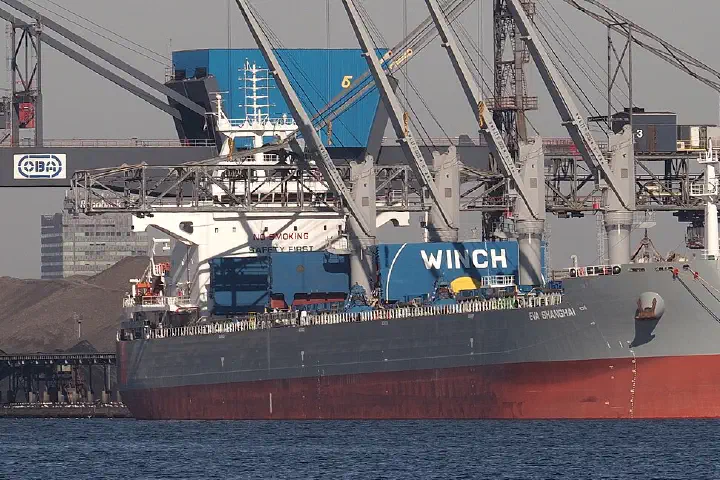 The Eva Shanghai in the Port of Amsterdam.