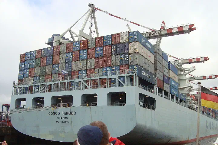 The Cosco Ningbo in the Port of Hamburg.