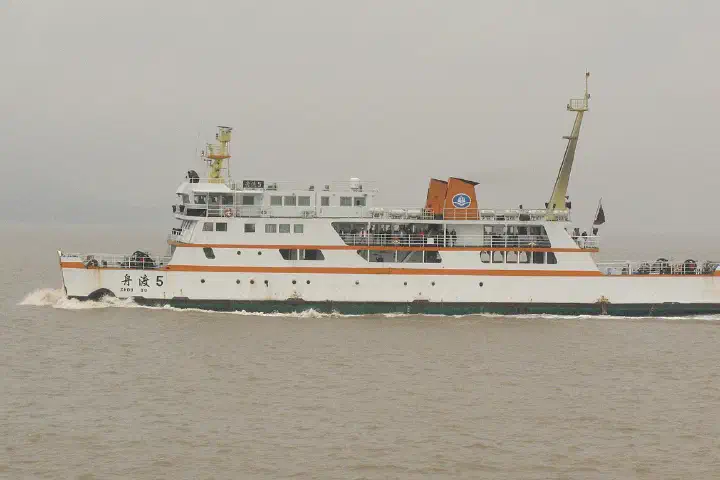 A ferry from Baifeng Port, Ningbo, to Yadanshan Port, Zhoushan, before the Zhoushan bridges were completed.
