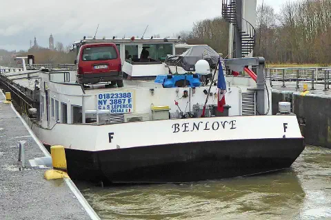 The cargo barge Ben Love at the Lys lock in Bas-Warneton, Comines-Warneton.