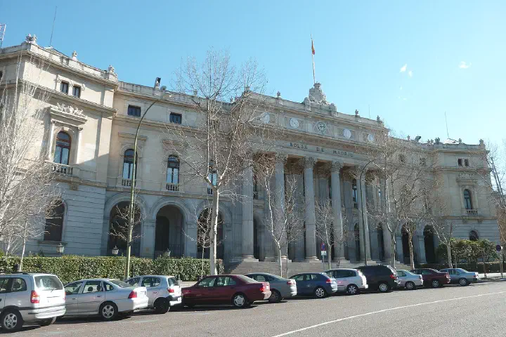 The façade of the Madrid Stock Exchange building.