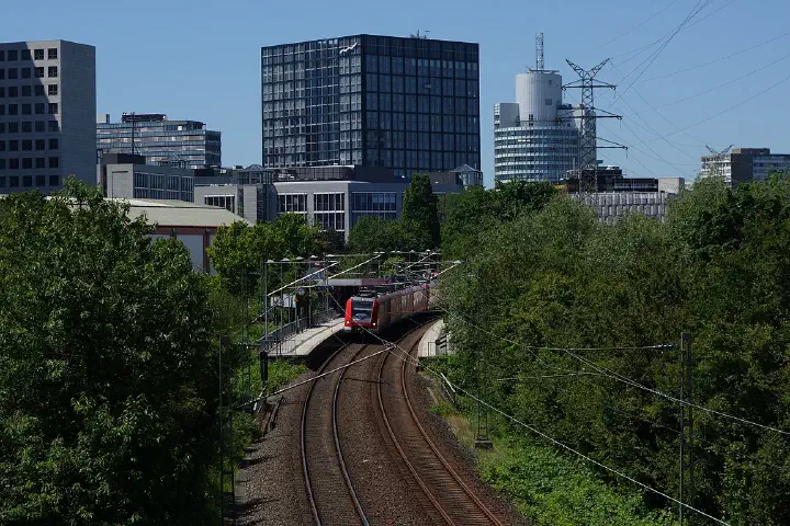 Eschborn Süd S-Bahn station, with a class 423 train heading for Langen.
