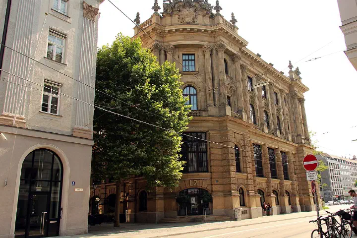 A Wilhelminian-era building on Lenbachplatz, originally designed in neo-Renaissance style for Deutsche Bank.