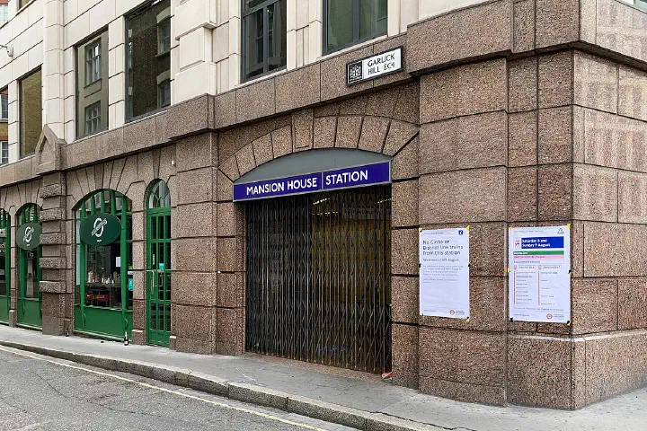 The entrance to Mansion House tube station.