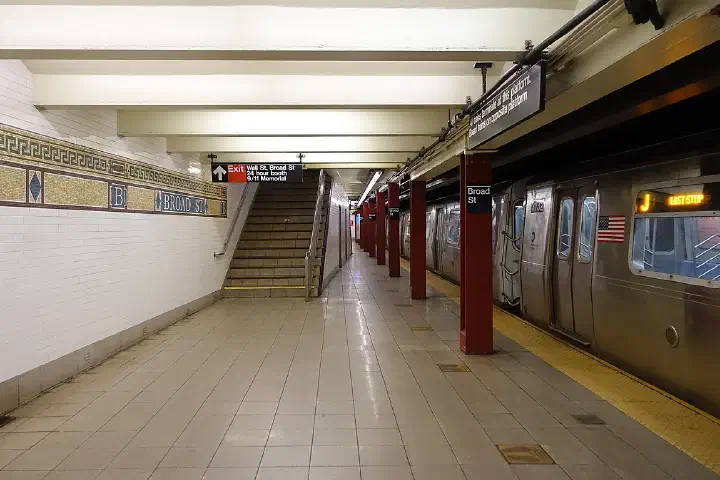 The north end of the Brooklyn-bound platform of the Broad Street BMT Nassau Street station